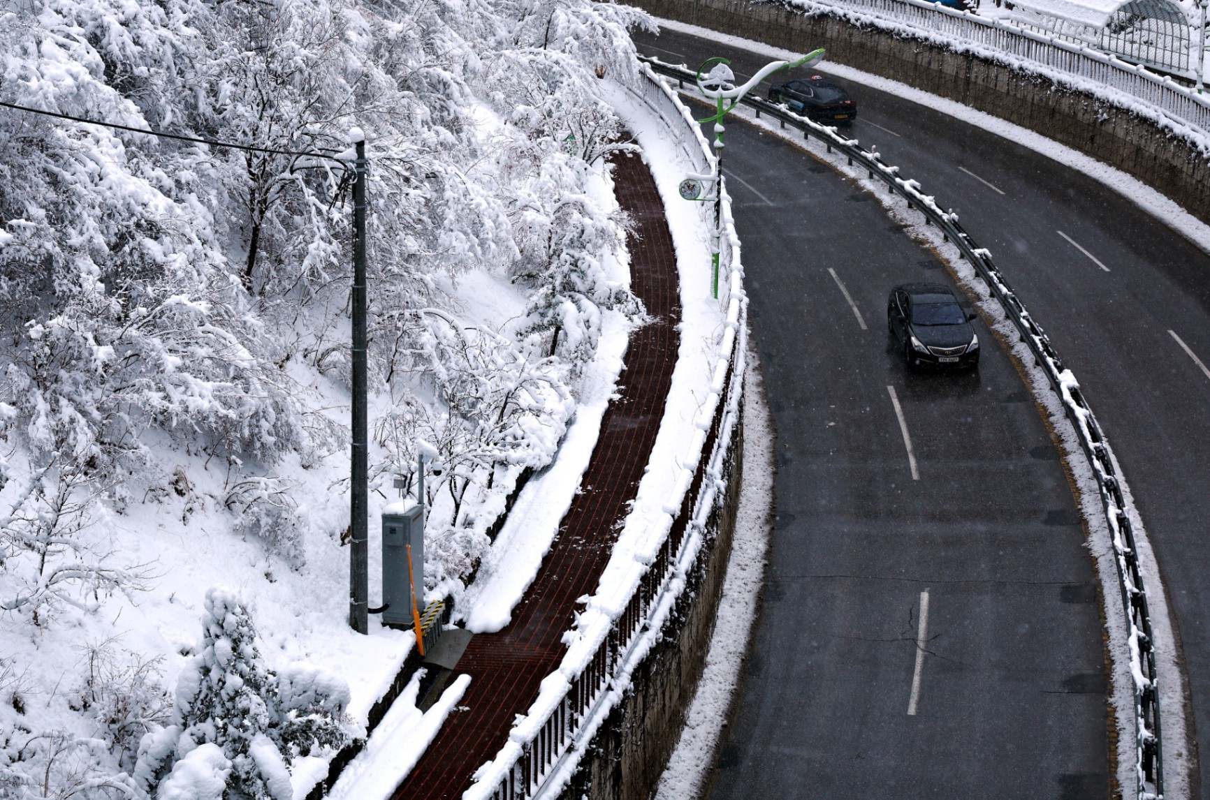 태백지역 폭설, 전 공무원 투입 제설 총력 대응 …도로·인도 열선 가동 효과 ‘톡톡 이미지 2